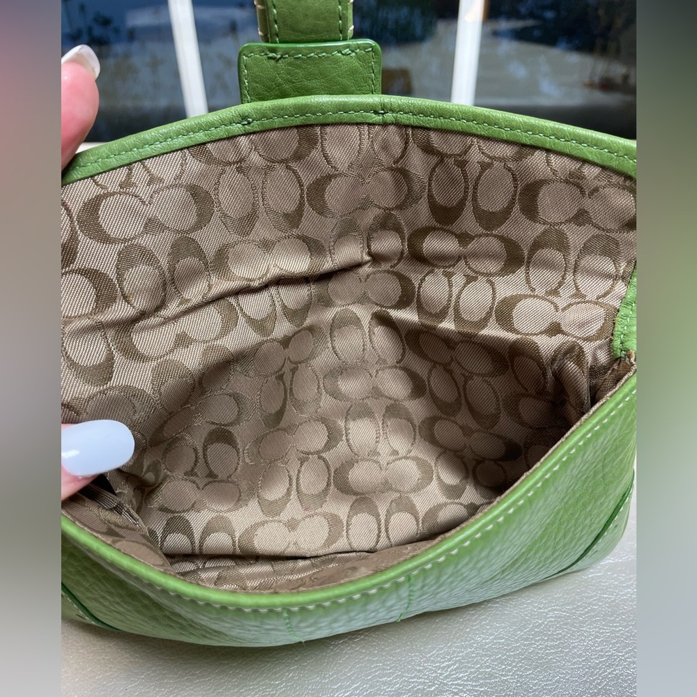 Coach Vintage Rare Green Pebbled Leather Soho Wristlet - Picture 12 of 17